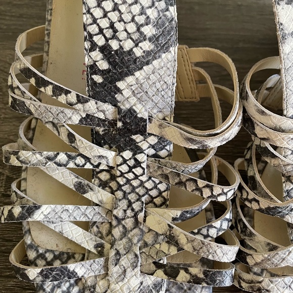 10 Issac Mizrahi Snake Print Wedge Sandals - Picture 2 of 6